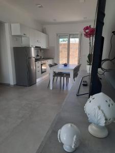 salon ze stołem i kuchnią w obiekcie Le Dimore di Donato w mieście Torre San Giovanni Ugento
