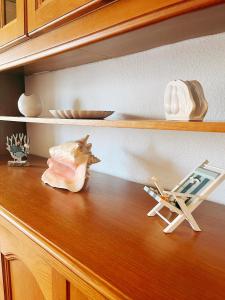 eine hölzerne Arbeitsplatte mit einem Holzregal und einem Seestern in der Unterkunft Acogedor estudio Algarrobo-Costa in Algarrobo-Costa