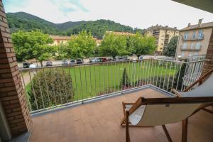 Un balcón con vista a un estacionamiento. en Magnífic dúplex amb doble terrassa, en Sant Joan de les Abadesses