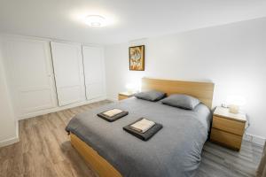 Un dormitorio con una cama grande con dos almohadas. en Bel appartement rénové - Place du Palais avec Parking, en Burdeos