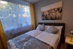 Un pat sau paturi într-o cameră la Apartment in Tulln an der Donau