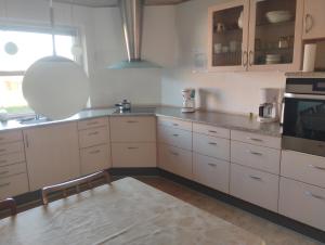 Kuchyň nebo kuchyňský kout v ubytování Rødkælkevej's B&B