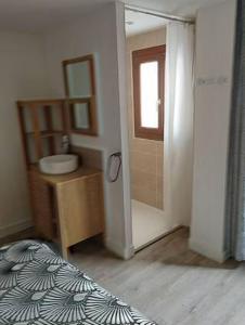 Ένα μπάνιο στο Suite parentale indépendante avec accès direct jardin