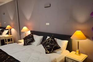 Un pat sau paturi într-o cameră la Apartment in Tulln an der Donau