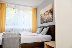 Un pat sau paturi într-o cameră la Apartment in Tulln an der Donau