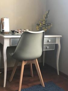 a desk with a chair in front of a table at L Arche Belle chambre privée après escapades au Mt st Michel et à St Malo in Lanrigan
