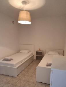 2 Betten in einem lichtdurchfluteten Zimmer in der Unterkunft Kuća za odmor-Val in Vir + 15 Fotos