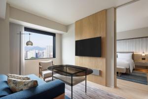 TV a/nebo společenská místnost v ubytování Courtyard by Marriott Sapporo