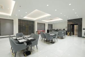 En restaurant eller et andet spisested på SNJ Taj Grand