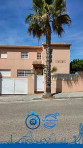 un palmier devant une maison dans l'établissement Mas Japimon, à Creixell