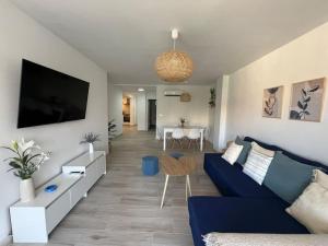 TV a/nebo společenská místnost v ubytování Elegante y luminoso apartamento de playa