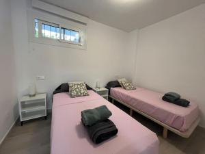 Postel nebo postele na pokoji v ubytování Elegante y luminoso apartamento de playa + 18 fotografií