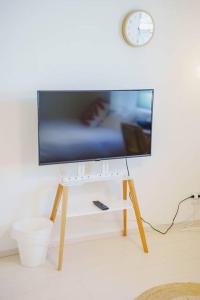 Una televisión o centro de entretenimiento en QH203, Newly renovated hotel, direct access to Ueno, Asakusa, Disneyland, Airport