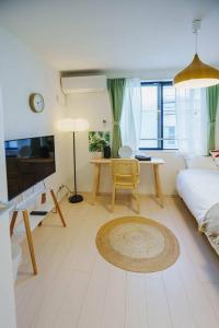 Una cama o camas en una habitación de QH203, Newly renovated hotel, direct access to Ueno, Asakusa, Disneyland, Airport