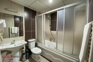 a bathroom with a shower and a toilet and a sink at Ali Bilir Otel in Beysehir +41 photos