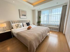 Postel nebo postele na pokoji v ubytování Shanghai Lerongju Boutique Apartment Metro Line 8 20meter