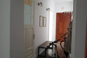 a hallway with a door and a bike in a room at Apartament w Welskiej Kamienicy in Lidzbark