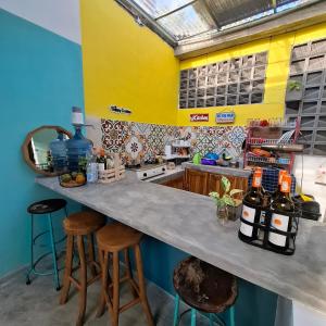 The Backyard Hostel的厨房或小厨房