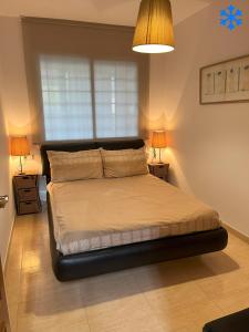 une chambre avec un grand lit avec deux lampes dans l'établissement Mas Japimon, à Creixell