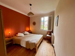 a bedroom with a bed and a window at La Petite Ourse maison de village à Oust in Oust