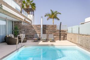 Bazén v ubytovaní Luxury BKM in Playa del Duque alebo v jeho blízkosti