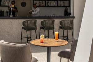 Nápoje v ubytování Cali Resort & Spa Designed For Adults by Louis Hotels