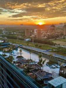Una vista de una ciudad al atardecer desde un edificio. en Lumiere Riverside - Luxury Condo District 2, en Ho Chi Minh