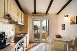 eine Küche mit Tisch und ein Esszimmer in der Unterkunft Kuća za odmor R&A in Podstrana