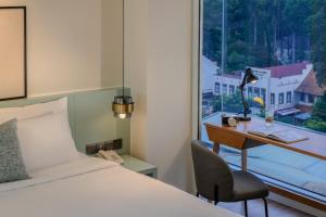 Postel nebo postele na pokoji v ubytování M Village Hotel Tao Đàn Park
