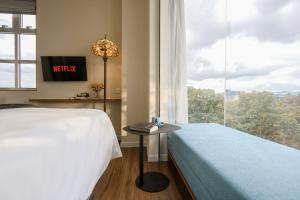 Postel nebo postele na pokoji v ubytování M Village Hotel Tao Đàn Park