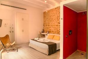 a bedroom with a bed and a red wall at Alcudia Petit - Turismo de Interior in Alcudia