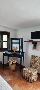 a desk and a chair in a room at Il giardino di FraFa in Quartu SantʼElena