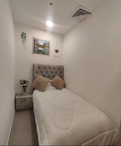 Giường trong phòng chung tại Cozy single bed partition
