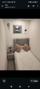 Giường trong phòng chung tại Cozy single bed partition