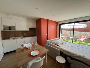 Køkken eller tekøkken på Studio avec jardinet proche mer