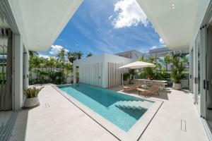ラワイビーチにあるTropical Brand New 4BR Pool Villa Mina, just 5 min Drive from Naiharnの屋内スイミングプール
