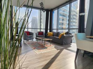 Posezení v ubytování La Buena Vida Holiday Homes - Luxe 1BD, boutique apt full lakeview 1m to Metro, Lake & Almas Tower