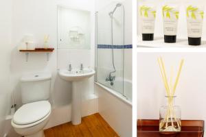 诺丁汉5 mins walk from centre, spacious city apt, open-plan的两张带有马桶和水槽的浴室的照片