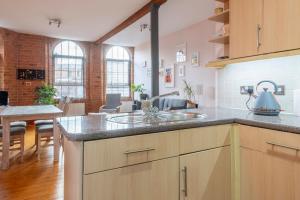 5 mins walk from centre, spacious city apt, open-plan的厨房或小厨房