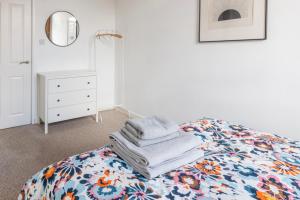 5 mins walk from centre, spacious city apt, open-plan客房内的一张或多张床位