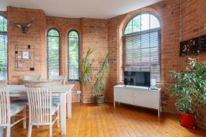 5 mins walk from centre, spacious city apt, open-plan的电视和/或娱乐中心