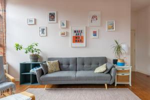 5 mins walk from centre, spacious city apt, open-plan的休息区