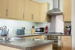 5 mins walk from centre, spacious city apt, open-plan的厨房或小厨房