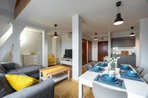 Televízia a/alebo spoločenská miestnosť v ubytovaní Apartementy Plac Solny 20