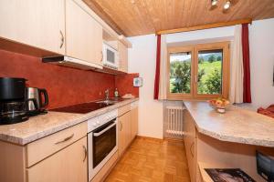 Kuchyň nebo kuchyňský kout v ubytování Gästehaus Koch
