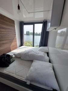 una camera con due letti e vista sull'acqua di Lakeside Wevelgem a Wevelgem