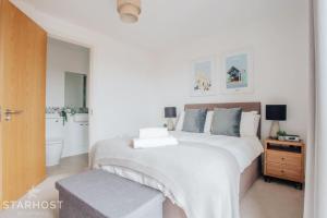 Postel nebo postele na pokoji v ubytování StarHost Residences - Stunning 2 bed apartment in West Mills, Newbury