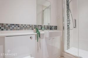 Koupelna v ubytování StarHost Residences - Stunning 2 bed apartment in West Mills, Newbury + 24 fotografií