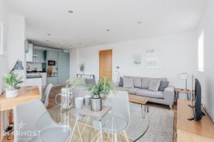 Posezení v ubytování StarHost Residences - Stunning 2 bed apartment in West Mills, Newbury