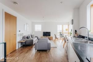 TV a/nebo společenská místnost v ubytování StarHost Residences - Stunning 2 bed apartment in West Mills, Newbury